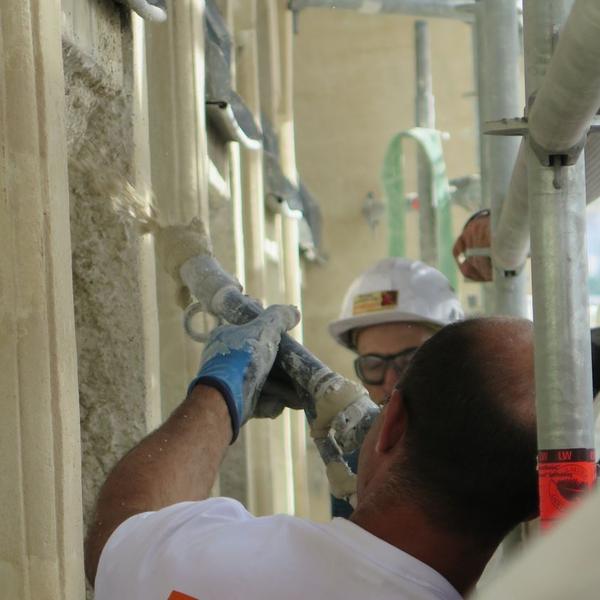 Exemple de projection d'enduit chaux-aérogel par l'extérieur.