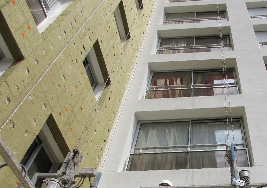 Façade en cour d'isolation, laine de roche sous enduit. © Socateb