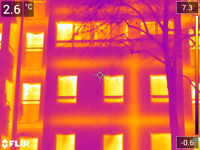 Vue d'une façade à la caméra thermique.jpg